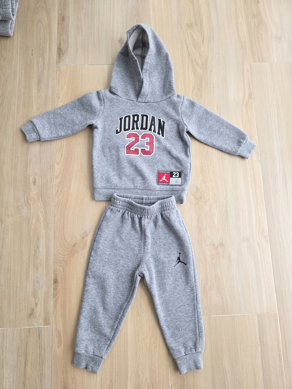 Jordan 2-Piece Hoodie & Jogger Set (18 Months) 🏀
